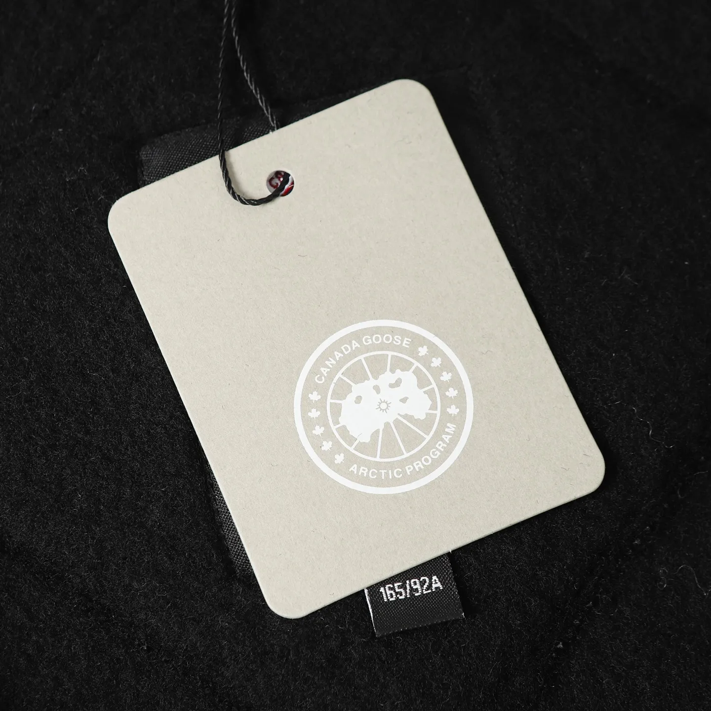 P620 Canada Goose/ Chilliwa series cashmere bomber jacket, exclusive customized wool fabric, containing 60% wool content! Super lightweight, soft and warm! The high-tech breathable space cotton liner makes the entire shape very stiff and soft, comfortable and lightweight at the same time. Breathable, soft, non-stuffy, lightweight, stylish, and non-deformable. The iconic double-stripe reflective strips are designed on the back of the collar and splicing. No detail is missed. The front placket allows you to easily cope with seasonal changes and calmly resist bad weather. High-density badges. All threaded accessories are customized. Loose fit and adjustable drawstring. Not bloated at all. Quite fashionable. It can be said to be a very unique design. This year's must-have style is for men and women. Size: S-L